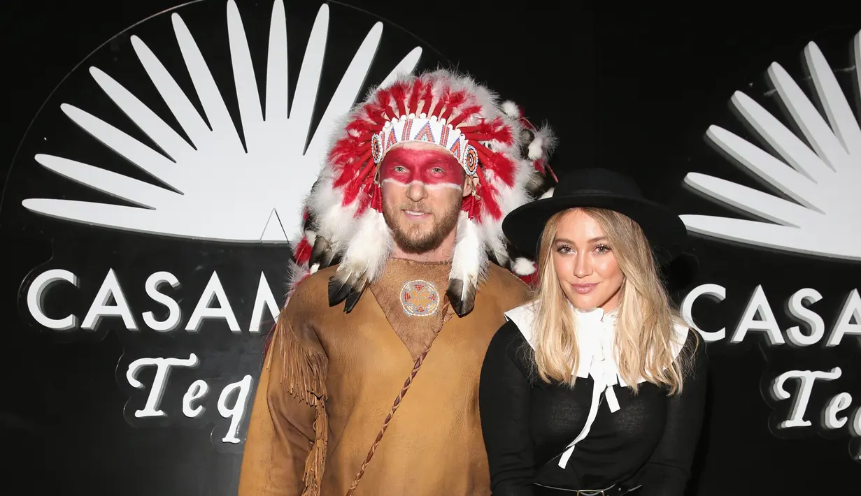 Mendapat kritik lantaran kostum yang dikenakan berupa pakaian khas penduduk asli Amerika, Hilary duff dan kekasihnya, Jason Walsh, harus menerima itu. Mengklarifikasi hal tersebut, Hilary sampaikan permohonan maaf lewat Twitter. (AFP/Bintang.com)