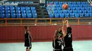 Jelang berlaga di Sea Games 2015 Singapura, Tim Basket Putri Indonesia memantapkan pola latihan di Hall A Senayan Jakarta, Sabtu (23/5/2015). Latihan difokuskan pada ketepatan shooting ke jala lawan. (Liputan6.com/Helmi Fithriansyah)