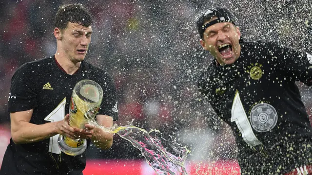 Foto: Pesta Pora Pemain Bayern Munchen usai Kembali Meraih Juara Bundesliga 2021 / 2022