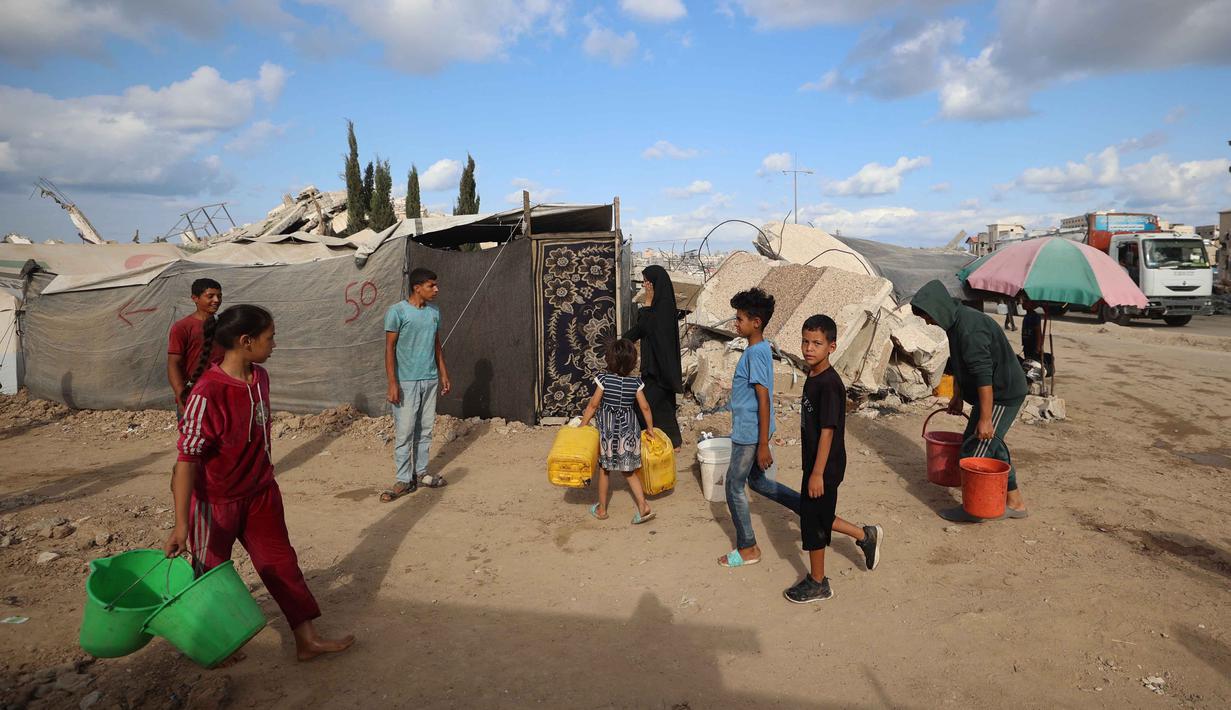 Krisis air bersih terus menghantui pengungsi di kamp Bureij di Jalur Gaza tengah pada 6 Oktober 2025. (Eyad BABA/AFP)