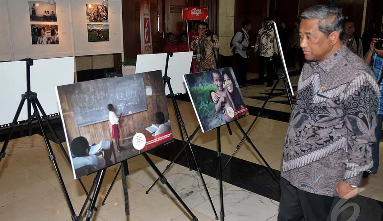 Menteri Pendidikan  Muhamad Nuh melihat-lihat galeri foto tentang pendidikan di daerah tertinggal Indonesia, Jakarta, Kamis (18/9/2014) (Liputan6.com/Johan Tallo)