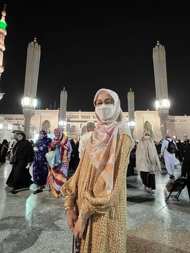 6 Potret Desy Ratnasari Jalani Umrah Bersama Putrinya