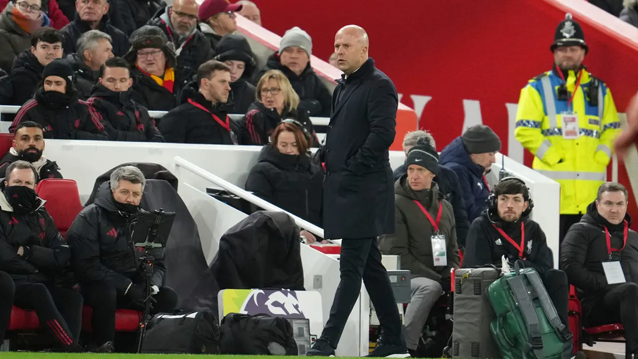 Arne Slot memantau skuad Liverpool di laga kontra Sunderland di pekan ke-14 Premier League 2025/2026 di Anfield, Kamis (04/12/2025). (AP Photo/Jon Super)