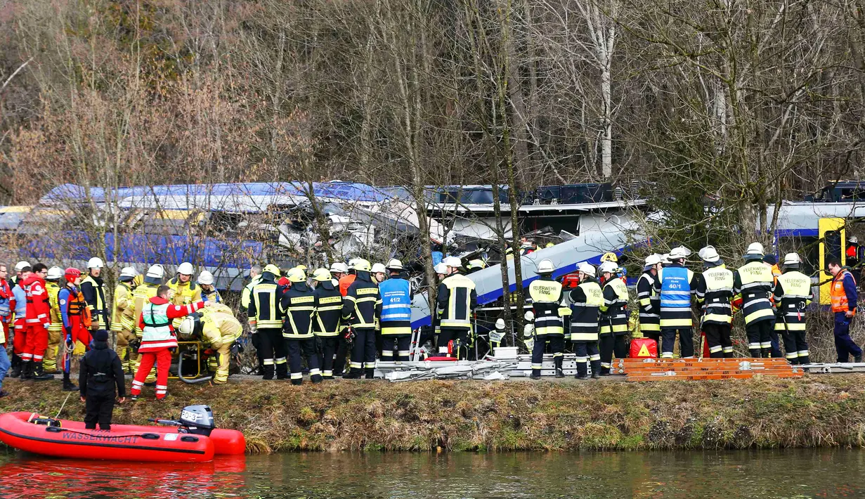 Regu penyelamat tampak bekerja di lokasi tabrakan antara dua kereta di dekat Bad Aibling, Jerman, Selasa (9/2). Kepolisian federal Jerman di lokasi mengatakan sedikitnya delapan orang tewas dan sekitar 100 lainnya cedera. (REUTERS/Michael Dalder)