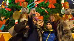 Orang-orang berswafoto di pasar Natal di St. Petersburg, Rusia (20/12/2020). Makovsky Square, Gatchina Palace, Pionerskaya adalah beberapa tempat untuk dikunjungi di pasar natal St Petersburg 2020. (Xinhua/Irina Motina)