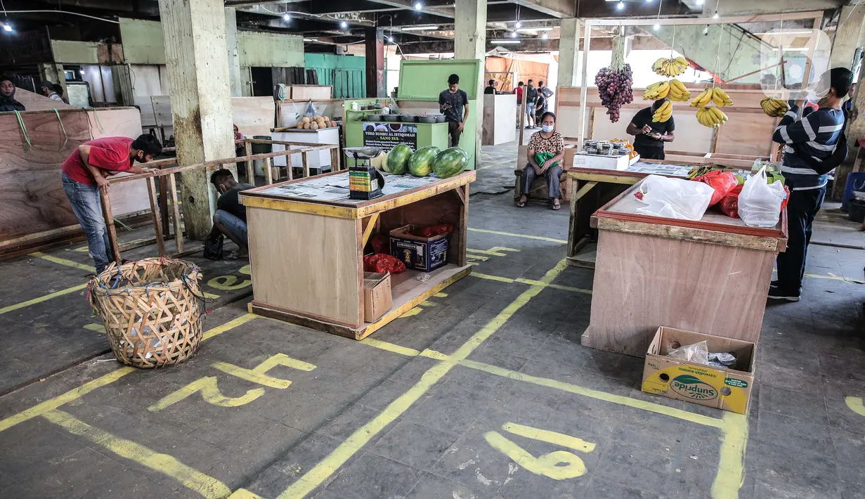 Sejumlah pedagang terdampak kebakaran mulai membangun lapak jualan di Blok B, Pasar Minggu, Jakarta Selatan, Rabu (21/4/2021). Lapak baru tersebut merupakan upaya relokasi agar puluhan pedagang bisa memulai jualan kembali. (Liputan6.com/Faizal Fanani)