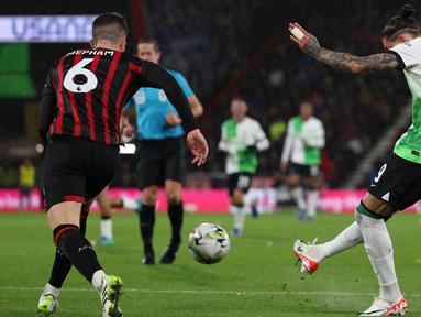 Pemain Liverpool, Darwin Nunez (kanan) mencetak gol ke gawang Bournemouth melalui tendangan kerasnya pada laga 16 besar Carabao Cup 2023/2024 di Vitality Stadium, Bournemouth, Inggris, Kamis (02/11/2023) dini hari WIB. (AFP/Adrian Dennis)