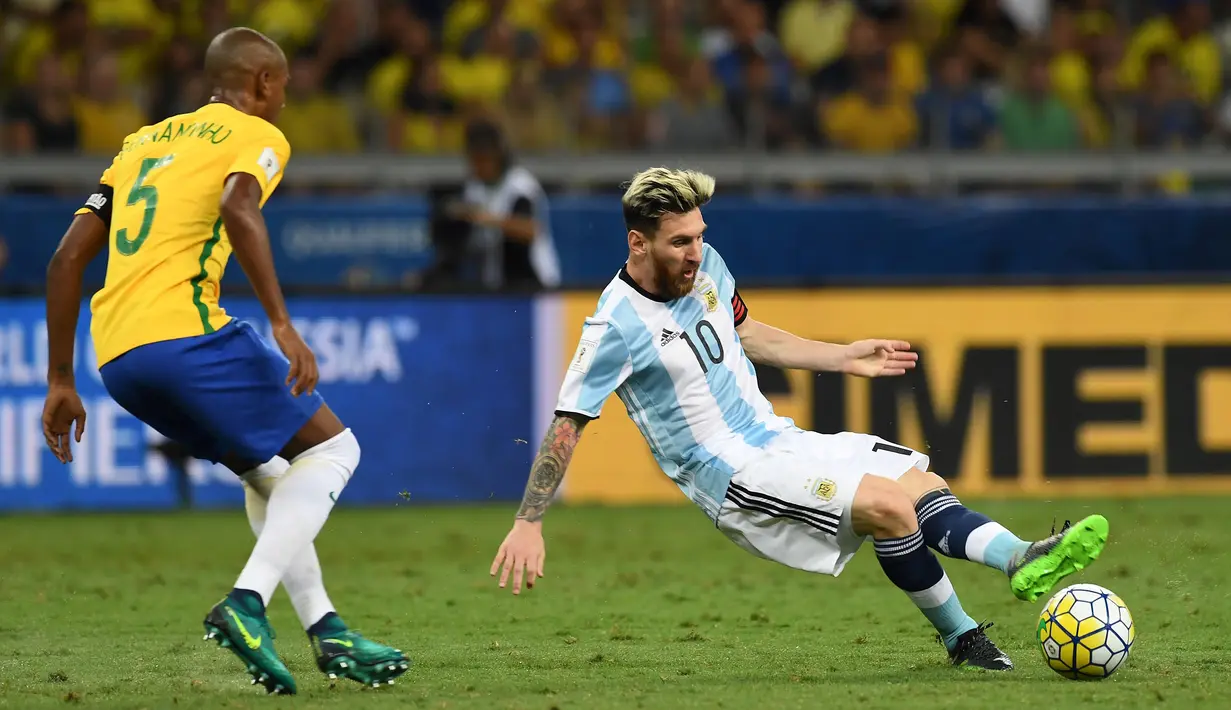 Lionel Messi (kanan) mencoba melewati hadangan pemain Brasil, Fernandinho pada laga Kualifikasi Piala Dunia 2018 zona Amerika Selatan di Stadion Governador Magalhaes Pinto, Belo Horizonte, Kamis (10/11/2016). (AFP/Vandelei Almeida)