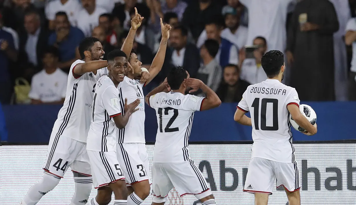 Para pemain Al Jazira merayakan gol yang dicetak oleh Romarinho ke gawang Real Madrid pada laga semifinal Piala Dunia Antarklub 2017 di Stadion Zayed Sport City, Rabu (13/12/2017). Real Madrid menang 2-1 atas Al-Jazira. (AP/Hassan Ammar)