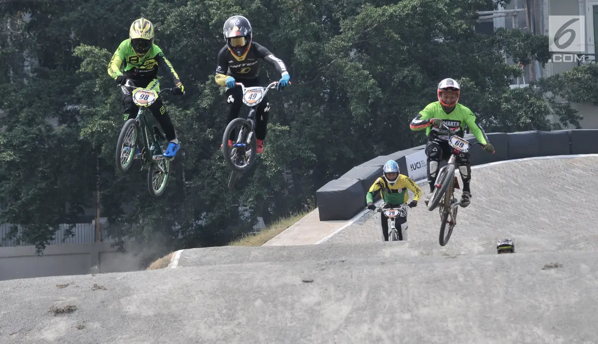 Pembalap bersaing dalam kejuaraan sepeda BMX Bearco Fest 2019 di Jakarta International BMX Track, Pulomas, Jakarta, Minggu (25/8/2019). Bearco Fest 2019 diikuti oleh pembalap sepeda profesional nasional yang terbagi dalam beberapa kategori. (merdeka.com/Iqbal Nugroho)