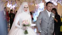 Setelah melakukan akad nikah pada Jumat (8/2), Vicky Prasetyo dan Angel Lelga menggelar resepsi pernikahan. Kedua pasangan ini menggelar resepsi pernikahan secara mewah di kawasan Ancol. (Nurwahyunan/Bintang.com)