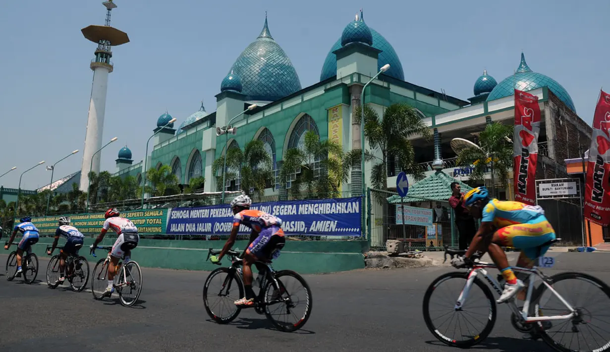 Sejumlah pebalap yang berlomba di ajang Tour De Banyuwangi Ijen melintasi depan Masjid Agung Baiturahman di Kabupaten Banyuwangi Jawa Timur, (16/10/2014). (Liputan6.com/Helmi Fithriansyah)