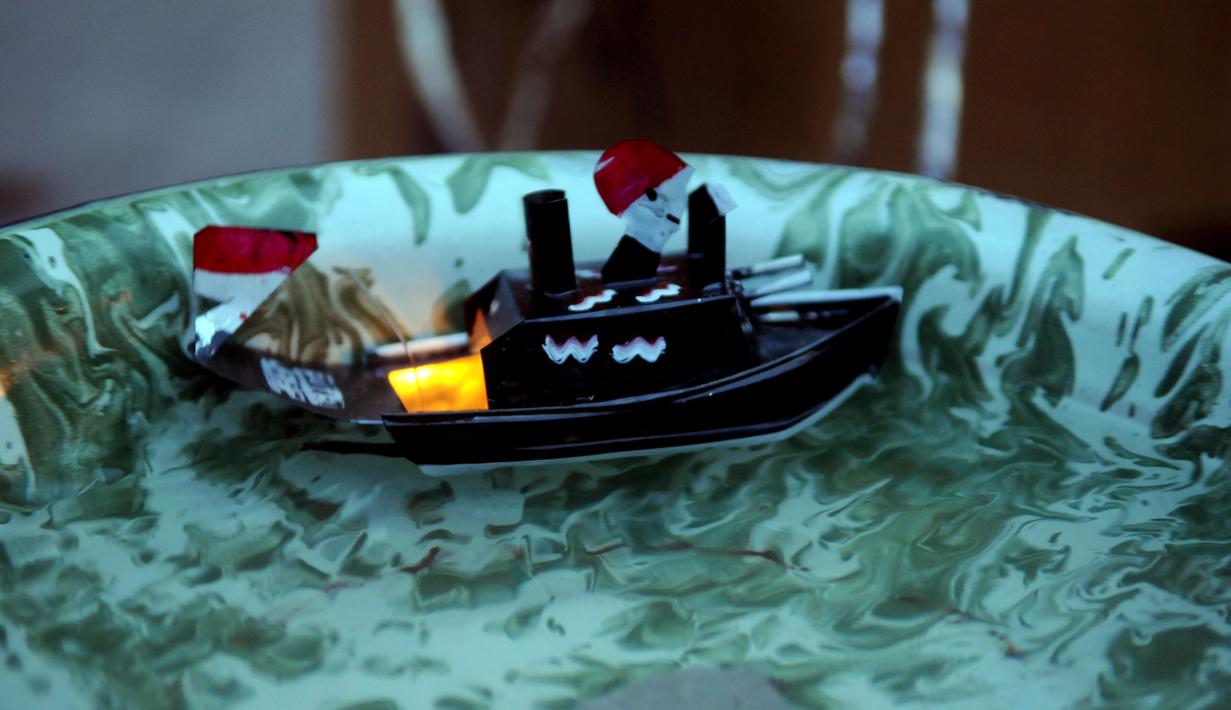 Kapal yang terbuat dari kaleng ini bisa meluncur diatas air dengan bahan bakar minyak goreng atau minyak sayur. Tampak kapal othok-othok saat dijajakan pada perayaan Pesta Rakyat Bogor, Kamis (5/3/2015). (Liputan6.com/Helmi Fithriansyah)