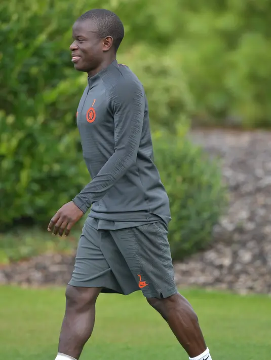 Gelandang Chelsea, N'Golo Kante bersiap mengikuti latihan tim di kompleks Cobham, London, Inggris (16/9/2019). Chelsea akan bertanding melawan wakil Spanyol, Valencia pada grup H Liga Champions. (AFP Photo/Olly Greenwood)