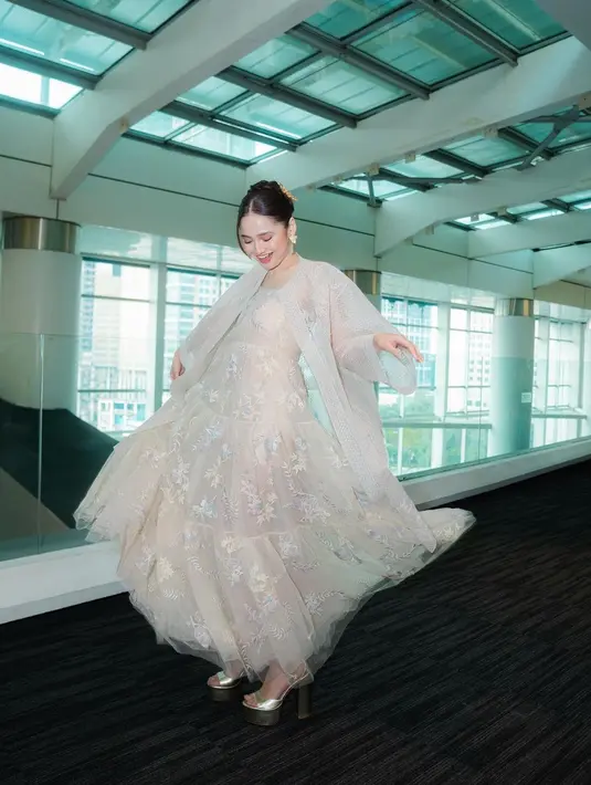 Syifa memakai dress dan outerwear warna klasik dengan sulaman bunga-bunga cantik. [@syifahadju]