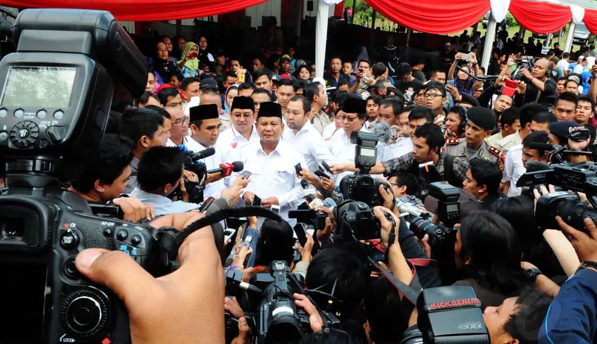 Disamping media yang mengelilingi calon Presiden nomor urut satu itu, Prabowo Subianto tampak ditemani sang Anak Didiet Prasetyo di TPS 02 Kabupaten Bogor, Jawa Barat, Rabu (9/7/14). (Liputan6.com / Andrian Martinus)