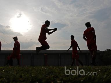 Para pemain Persija Jakarta melakukan latihan mengoptimalkan fisik di Lapangan POR Sawangan, Sabtu (21/1/2017). (Bola.com/Nicklas Hanoatubun)