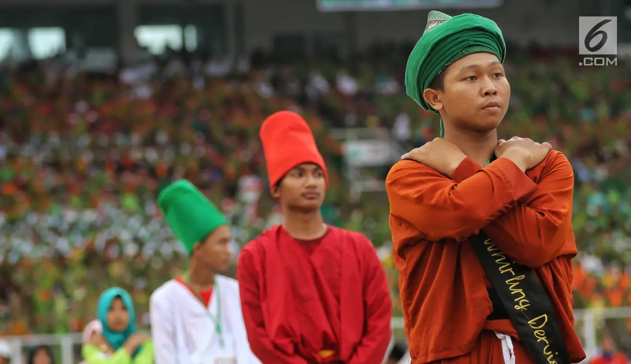 Penampilan penari sufi saat memeriahkan Harlah ke-73 Muslimat NU di SUGBK, Jakarta, Minggu (27/1). Para penari ini berasal dari Pondok Pesantren Savilil Muttaqin, Takeran, Magetan, Jawa Timur. (Liputan6.com/JohanTallo)