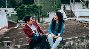 7 Tanda Si Cowok Cuek Juga Naksir Kamu Saat Pdkt Lifestyle Fimela Com