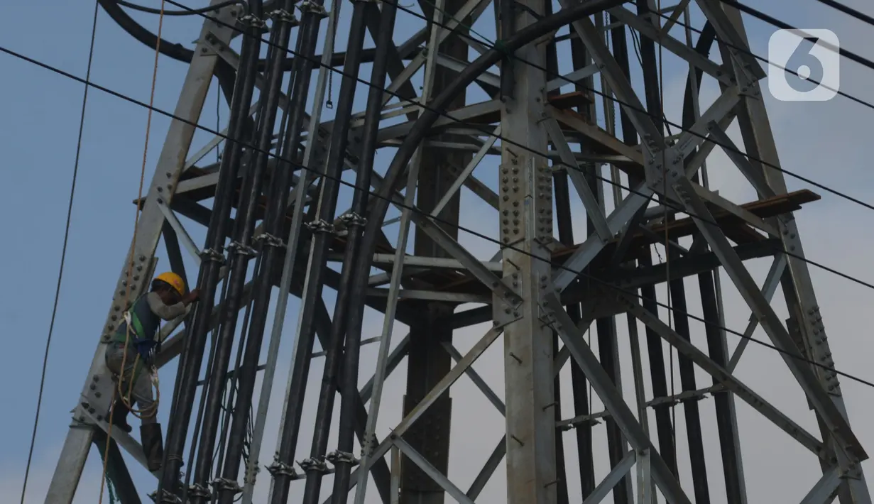 Pekerja menyelesaikan pekerjaan jaringan SUTET 500 KW Muara Tawar-Bekasi di Rawa Bebek, Jakarta, Jumat (10/12/2021). Unit Induk Pembangunan Jawa Bagian Barat (PLN UIP JBB) sepanjang 2020 merampungkan 22 proyek jaringan dengan total kapasitas 1.600 MVA dan 45.29 km sirkuit. (merdeka.com/Imam Buhori)