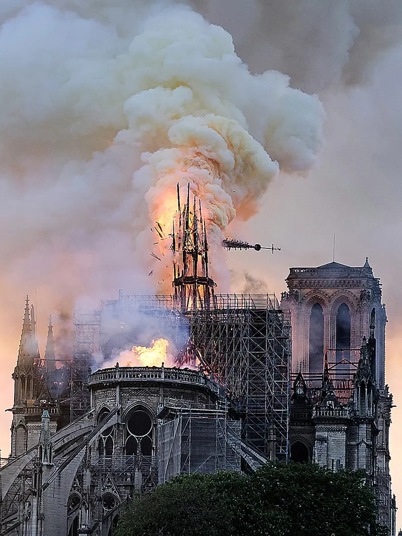 Katedral Notre Dame di Paris Terbakar