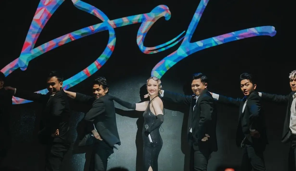 BCL tampil bergaya old hollywood mengenakan gaun bling-bling warna hitam model kerah halter neck. [@tikoaryawardhana]