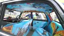 Interior setiap taksi, dari langit-langit dan pintu ke kursi hingga pegangan pintu telah dirancang khusus oleh desainer Mumbai lokal berbakat. Desainnya sendiri dibuat dari kain-kain print dengan berbagai gambar. (facebook.com/TaxiFabric)
