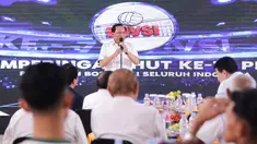 Ketua Umum Persatuan Bola Voli Seluruh Indonesia (PBVSI), Imam Sudjarwo, memberikan sambutan saat syukuran peringatan Hari Ulang Tahun (HUT) PBVSI ke-71 di Gedung Serbaguna Padepokan Voli Sentul, Bogor, Jawa Barat, pada Kamis (26/2/2026) sore hari WIB. (Bola.com/Abdul Aziz)