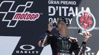 Pembalap Monster Energya Yamaha, Fabio Quartararo, mengatakan bahwa kemenangan yang diraih pada balapan MotoGP Italia 2021 di Sirkuit Mugello dia dedikasikan untuk mendiang Jason Dupasquier. (Foto: AP Photo/Antonio Calanni)