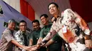 Komandan Paspampres Mayjen TNI Doni Monardo (ketiga kanan) bersama dengan pejabat terkait menekan tombol peresmian Rusunawa Paspampres, Jakpus, Kamis (2/10/2014) (Liputan6.com/Johan Tallo)