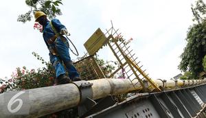 Pekerja merawat jaringan pipa gas milik Perusahaan Gas Negara (PGN) di Jakarta, Rabu (21/9/2016). (Liputan6.com/Helmi Afandi)