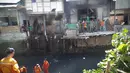 Penertiban ini merupakan salah satu upaya meminimalisasi banjir dan genangan yang kerap menghantui warga Jakarta Selatan, Senin (18/8/14). (Liputan6.com/Faizal Fanani)