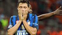 Ekspresi kekecewaan striker Inter Milan asal Argentina Mauro Zarate di laga Liga Champions menghadapi Trabzonspor di San Siro Stadium, 14 September 2011. AFP PHOTO / OLIVIER MORIN