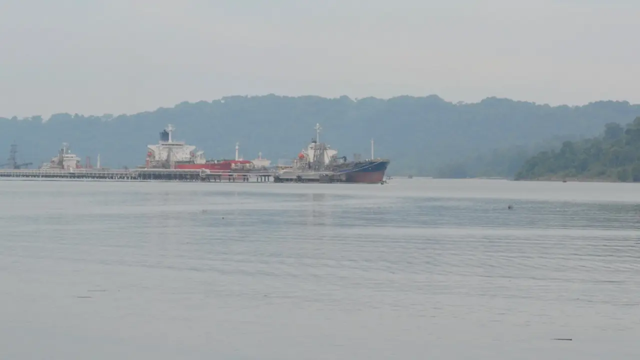 Kapal buang sauh menunggu antrean di kawasan Pelabuhan Tanjung Intan, Cilacap, Jawa Tengah. (Foto: Liputan6.com/Muhamad Ridlo)