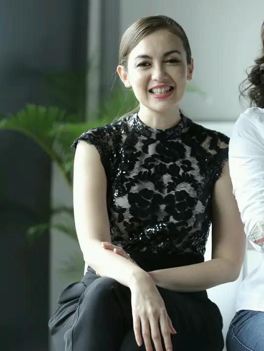 Perempuan yang menjadi nominasi Pemeran Utama Wanita Terbaik di Indonesia Box Office Movie Awards 2016 lewat peran 3 Dara itu melihat setiap perannya menarik. Apalagi kali ini ia hanya sebagai pendengar dan memberikan masukan.(Galih W. Satria/Bintang.com)