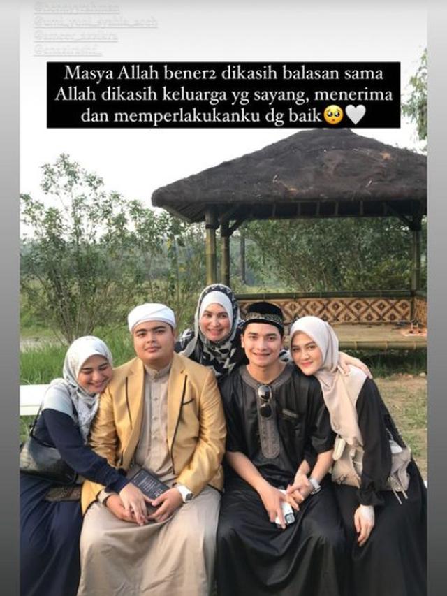 6 Potret Alvin Faiz dan Henny Rahman Usai Menikah, Ziarah ke Makam Ustaz Arifin Ilham