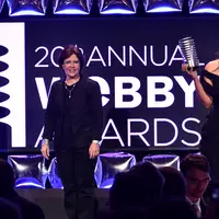 Saat menerima penghargaan dari Webby Awards 2016, Kim Kardasihan mengucapkan janji Narsis telanjang sampai dirinya mati. (AFP/Bintang.com)