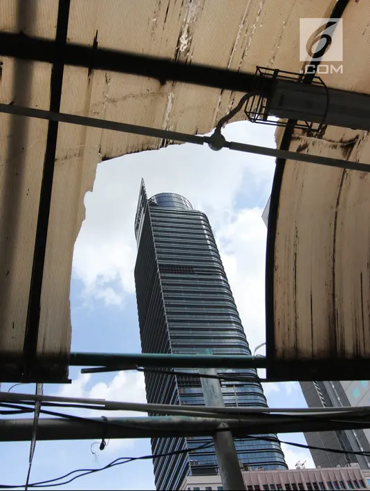 Kerusakan atap jembatan penyeberangan orang (JPO) di Jalan Sudirman, Jakarta, Jumat (27/4).  Pemprov DKI Jakarta akan merevitalisasi 12 JPO di sepanjang Jalan Sudirman dan Jalan MH Thamrin. (Liputan6.com/Arya Manggala)