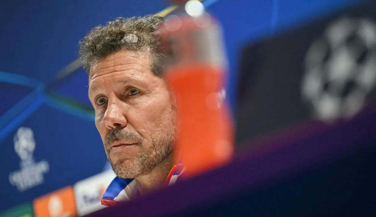 Sementara, bagi Los Rojiblancos, ini peluang kembali ke final untuk pertama kalinya sejak 2016, ketika itu mereka kalah adu penalti dari rival sekota, Real Madrid. Tampak dalam foto, pelatih Atletico Madrid asal Argentina, Diego Simeone, saat menghadiri konferensi pers jelang leg kedua semifinal Liga Champions 2025/2026 melawan Arsenal di Emirates Stadium, London, Inggris, pada Senin 4 Mei 2026. (Glyn KIRK/AFP)