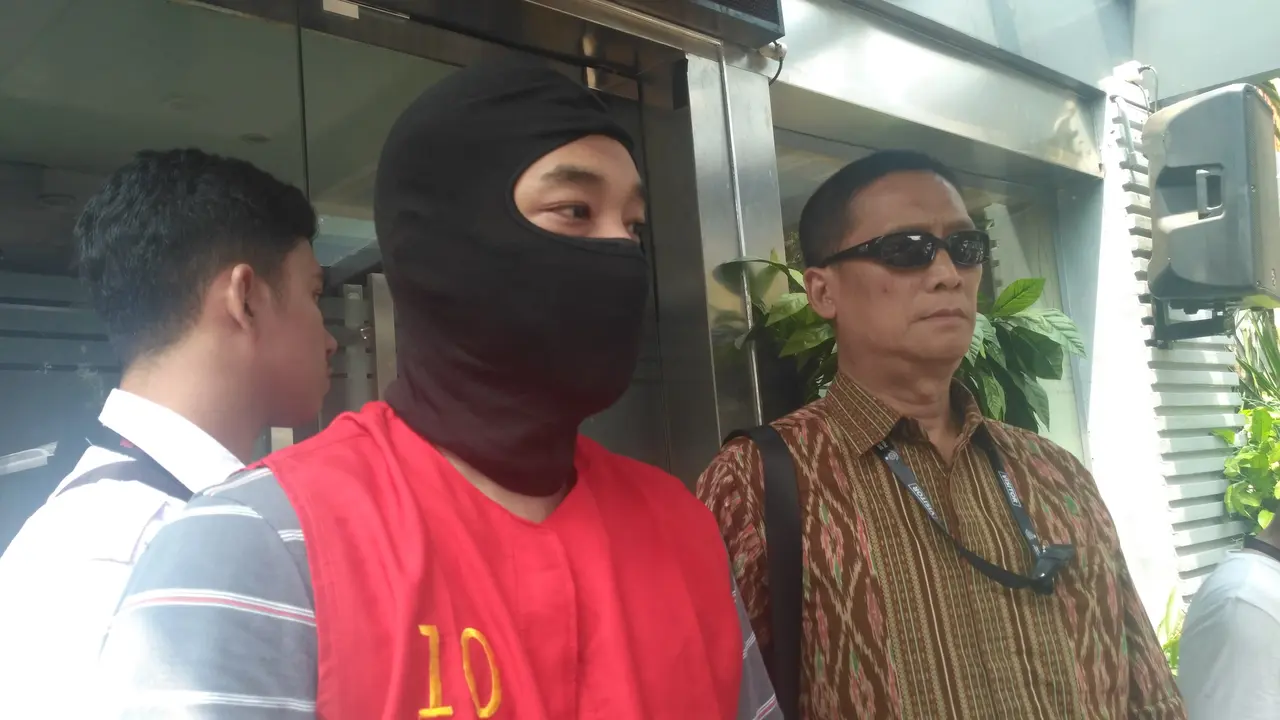 Tersangka pembobolan ATM, Ramyadjie Priambodo dikirim ke Kejaksaan. (Ronald/Merdeka.com)
