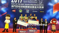 Ganda putra Indonesia, Wahyu Nayaka Arya Pangkaryanira/Ade Yusuf Santoso, naik podium utama pada Makau Terbuka Grand Prix Gold 2017, Minggu (12/11/2017). (Twitter/Ina-Badminton)