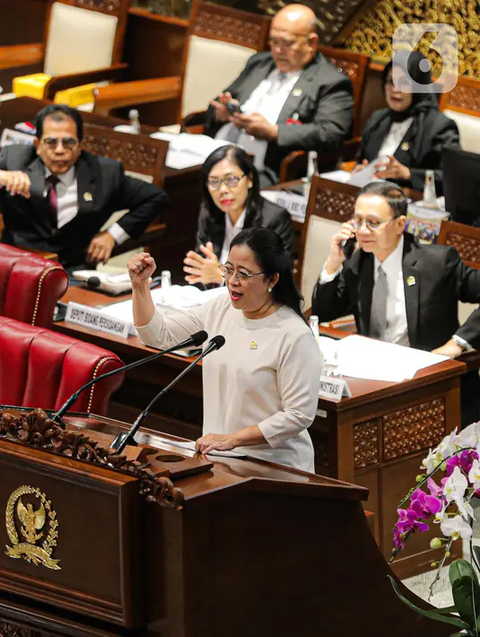 <p>"Sidang Dewan yang kami hormati, catatan dari sekretariat jenderal DPR RI, daftar hadir pada permulaan rapat paripurna DPR RI hari ini telah ditandatangani oleh hadir fisik 154, izin 140 dan jumlah 294 orang," kata Puan mengawali rapat paripurna. (Liputan6.com/Faizal Fanani)</p>