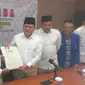 DPD Partai Gerindra Jawa Barat menyerahkan SK dukungan kepada pasangan Pilkada Jabar 2018 Mayjen (Purn) Sudrajat dan Ahmad Syaikhu. (Liputan6.com/Kukuh Saokani)