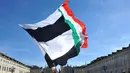 Bendera raksasa Juventus dikibarkan warga saat merayakan gelar Scudetto yang ke-33 usai mengalahkan Crotone pada laga Serie A di jalanan Kota Turin, Minggu (21/5/2017). (EPA/Alessandro Di Marco)