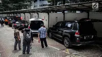 Sejumlah mobil yang akan dilelang terparkir di halaman Gedung KPK lama, Jakarta, Senin (20/11). Kendaraan mewah milik terpidana korupsi tersebut akan dilelang KPK 24 November 2017. (Liputan6.com/Faizal Fanani)