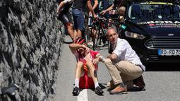 Pebalap Slovenia, Borut Bozic, menangis setelah terjatuh di Etape 17 Tour de France berjarak 184,5 km antara Berne dan Finhaut-Emosson, Prancis, (20/7/2016). (AFP/Kenzo Tribouillard)