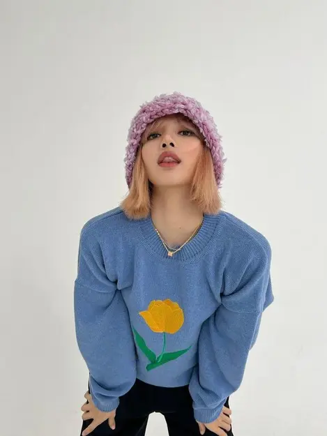 Gaya Imut Lisa BLACKPINK Pakai Sweater Brand Kakak Jungkook BTS, Langsung Ludes Terjual