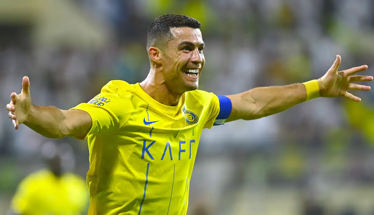 Pemain Al-Nassr, Cristiano Ronaldo melakukan selebrasi setelah mencetak gol ke gawang Al-Fateh pada laga lanjutan Liga Arab Saudi di Prince Abdullah Bin Jalawi Stadium, Al-Hasa, Arab Saudi, 25 Augustus 2023. (AFP/Ali Al-Haji)