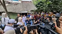 Mensos. Saifullah Yusuf saat mengunjungi rumah calon siswa Sekolah Rakyat di Bandar Lampung. Foto : (Liputan6.com/Ardi).