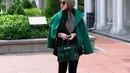 Syahrini pun tampil serba hijau emerald, dari blazer, sandal, dan menutupi perutnya dengan tas Hermes Hijau. Ia memadukannya dengan inner atasan plump dan celana panjang hitam.  [@princessyahrini]